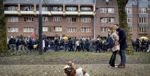 Hollanda’da Covid-19 kısıtlamaları protesto edildi