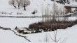Karlıova'da ev ve ahırlar, kar altında kaldı