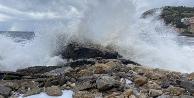 Karadeniz’de dalgaların boyu 4 metreye ulaştı