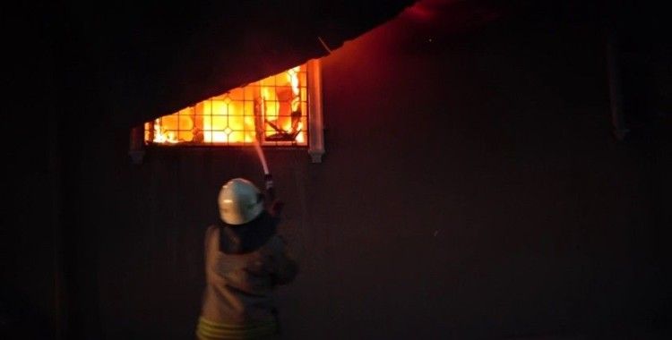  Ataşehir’de evin alev alev yandığı anlar kamerada