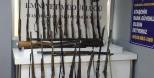 Antika silah deposuna baskın: 35 tüfek ve tabanca ele geçirildi