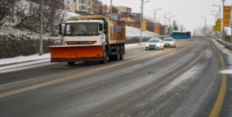 Diyarbakır kent merkezinde karla mücadele çalışmaları başladı