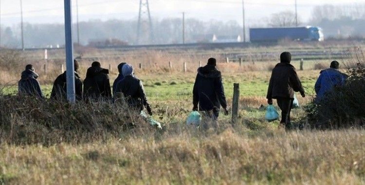 İngiltere'de yeni hayat kurmak isteyen göçmenlerin Fransa'da bekleyişi sürüyor