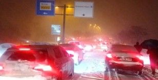 Gaziantep’te yoğun kar nedeniyle birçok kişi yolda kalan araçlarda mahsur kaldı
