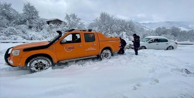 Bolu Dağı Tüneli geçişinde karda kayan araçlar ulaşımı aksatıyor