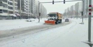 Kent merkezinde karla mücadele çalışmaları aralıksız sürüyor