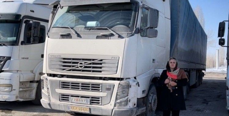 İranlı kadın tır sürücüsü, aracının motoru donunca Erzurum’da mola verdi