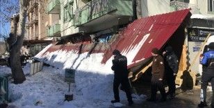 Kar nedeniyle çöken çatı altında kalan kadın öldü, torunu yaralandı