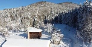 1,5 metrelik kar altındaki köyler havadan görüntülendi