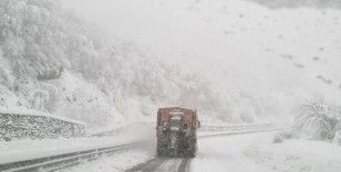 Zonguldak'ta karla mücadele sürüyor
