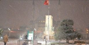 Taksim’de kar yağışı etkisini sürdürüyor