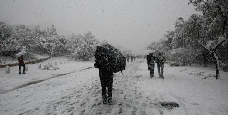 Yunanistan’ı kar fırtınası vurdu