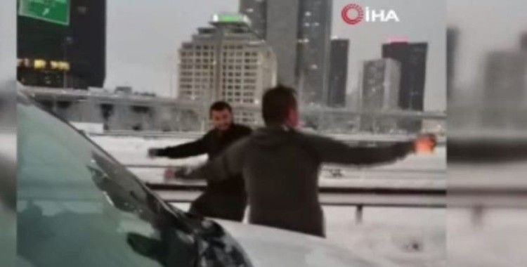 Basın Ekspres Yolu’nda kar yağışı nedeniyle trafikte kalan vatandaşlar müzik açarak eğlendi