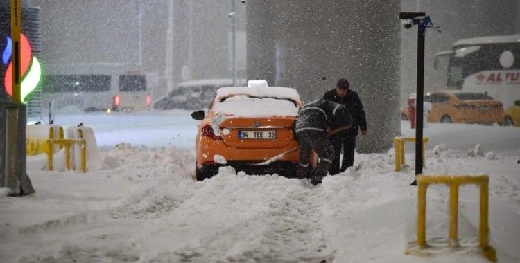 İstanbul Havalimanı’ndaki kar esareti objektiflere yansıdı