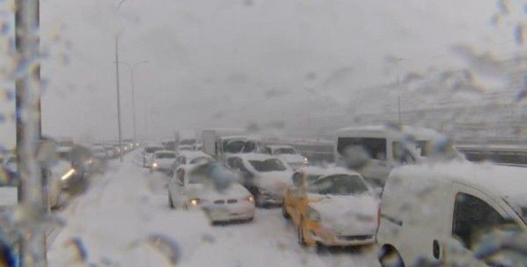 Küçükçekmece D-100'de trafik durdu