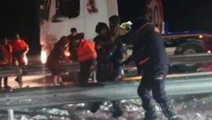 Diyarbakır Siverek karayolunda karda mahsur kalan 2'si yolcu otobüsü 49 araç kurtarıldı