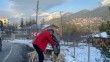 'Piton döner' karda aç kalan sokak köpeklerinin yanında
