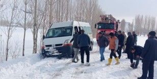 Buzlanma nedeniyle yoldan çıkan minibüs kurtarıldı
