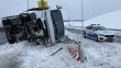 Karlı yolda servis minibüsü yan yattı: 3 yaralı