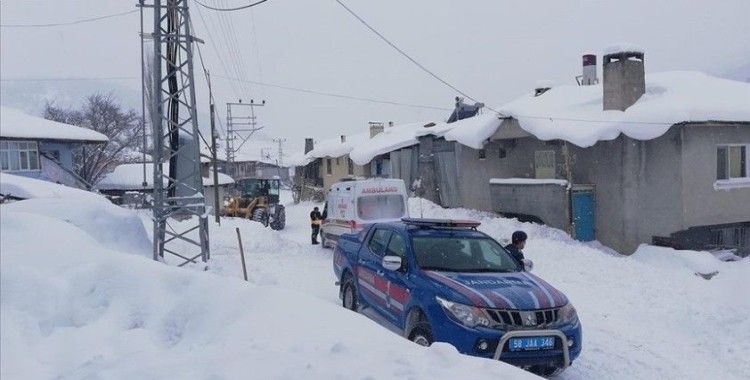 Sivas'ta kar nedeniyle yolu kapanan köydeki hasta, ekiplerin çalışmasıyla hastaneye ulaştırıldı