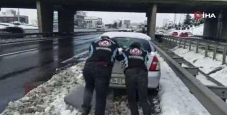 İstanbul’da polis ekipleri karda kalanlara yardım etti