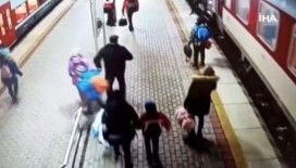 Slovakya’da trenin altına düşen kadın son anda kurtarıldı