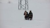 Hakkari'de ekipler hediklerle karlı yolları aşıp elektrik arızalarını gideriyor