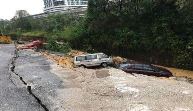 Malezya'da yol çöktü