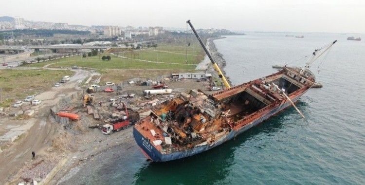 Kartal'da yanan gemi parçalara ayrılıyor