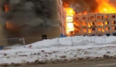 Kanada'da inşaat halindeki binada yangın çevredeki binalara sıçradı