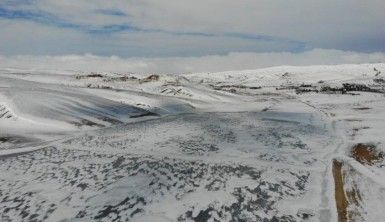 Beyaz örtüyle kaplanan baraj gözden kayboldu