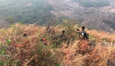 Hindistan'da dağ yamacında 48 saat mahsur kalan genç kurtarıldı