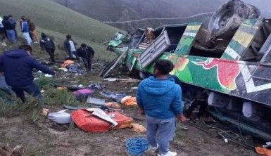 Peru'da yolcu otobüsü vadiye yuvarlandı