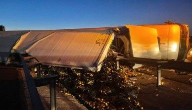 Portakal yüklü tır devrildi