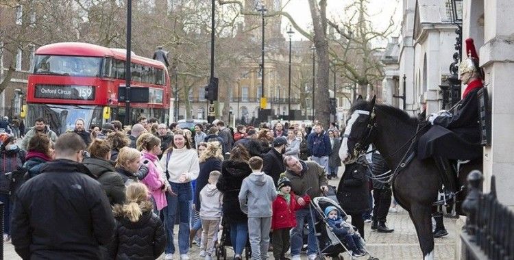 Kovid-19 önlemlerini kaldıran İngiltere salgına karşı 'kişisel sorumluluk' sürecine geçti