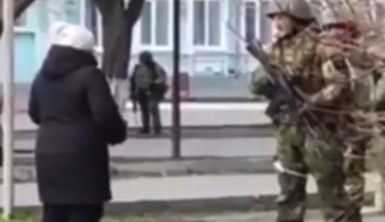 Ukraynalı kadından Rus askere, Silahları bombaları bırakın