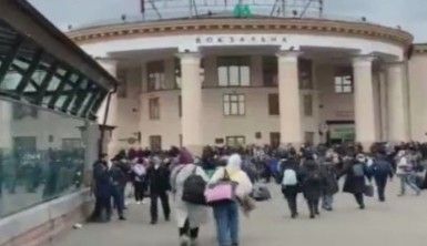 Kiev'de halk, tren garına akın etti