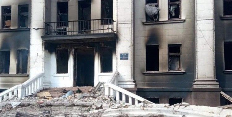Mariupol'de bombalanan tiyatro binası enkazında kurtarma çalışmaları sürüyor