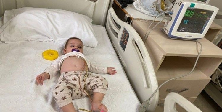 Göz kapağından ameliyat olan 7 aylık bebek bu hale geldi