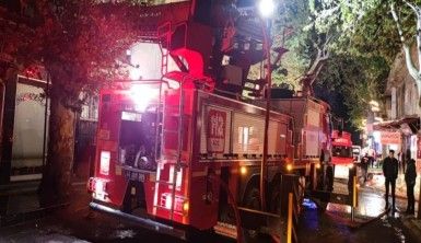 Depo yangını geceyi gündüze çevirdi