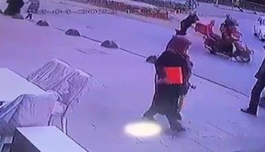 Kadının ölümden döndüğü kaza kamerada