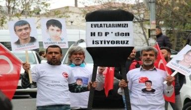 Evlat nöbeti tutan babalar HDP Genel Merkezi'ne siyah çelenk bıraktı