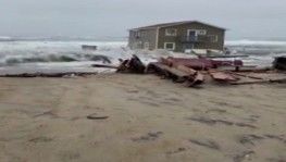 ABD'de yazlık ev, kıyı erozyonunda dalgalara kapıldı