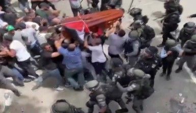İsrail polisi, gazeteci Abu Akleh’in cenaze konvoyuna saldırdı