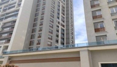 Doğurduğu bebeği balkondan aşağıya attı