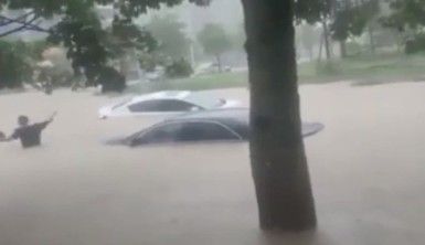 Çin'de sel nedeniyle sokaklar sular altında kaldı
