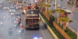 Trabzonspor kafilesi şampiyonluk kutlamaları için üstü açık otobüsle stada gitti
