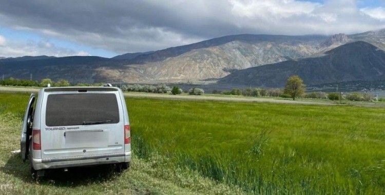 Tarlaya kaçan araç içerisinden 5 kaçak göçmen yakalandı