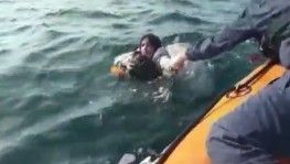 Kucağındaki bebekle Sahil Güvenlik tarafından kurtarıldı
