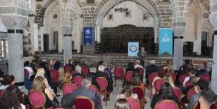 Dicle Üniversitesi Suriçi'nde çok dilli şiir dinletisi düzenlendi
